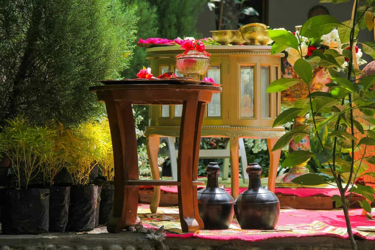 how to combine furniture of different colours