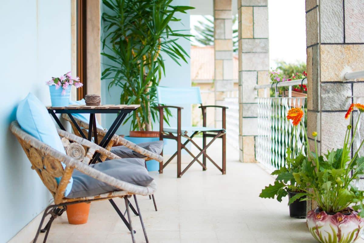 mixing styles combining different coloured furniture