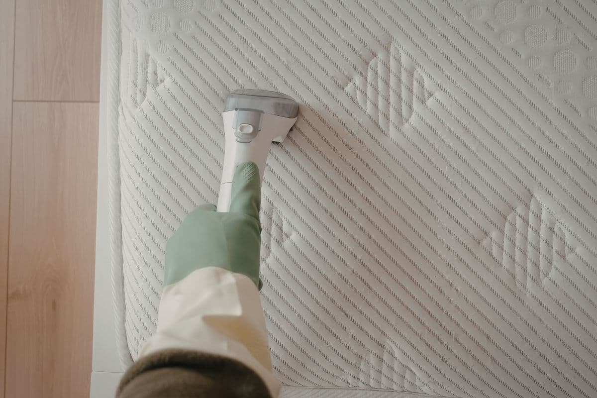 como limpiar colchones manchados